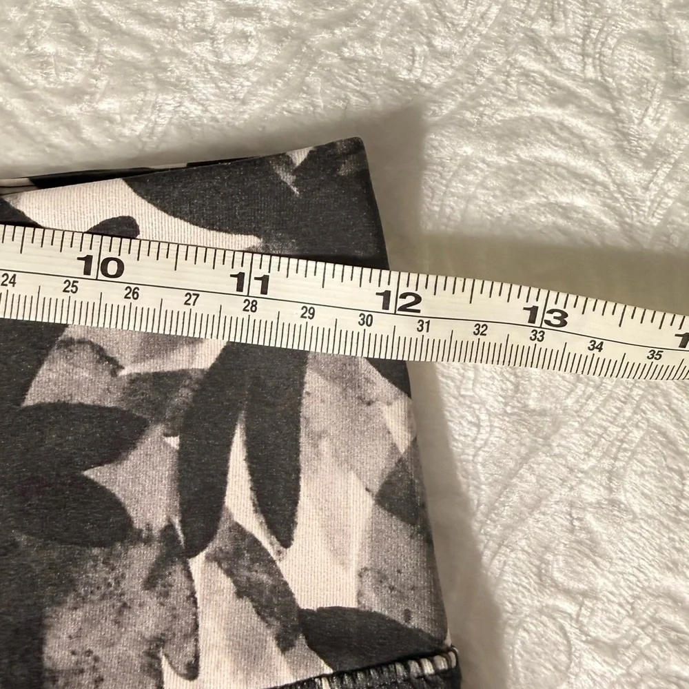 Lou & Grey FORM Printed Leggings XS Black White - Picture 4 of 8